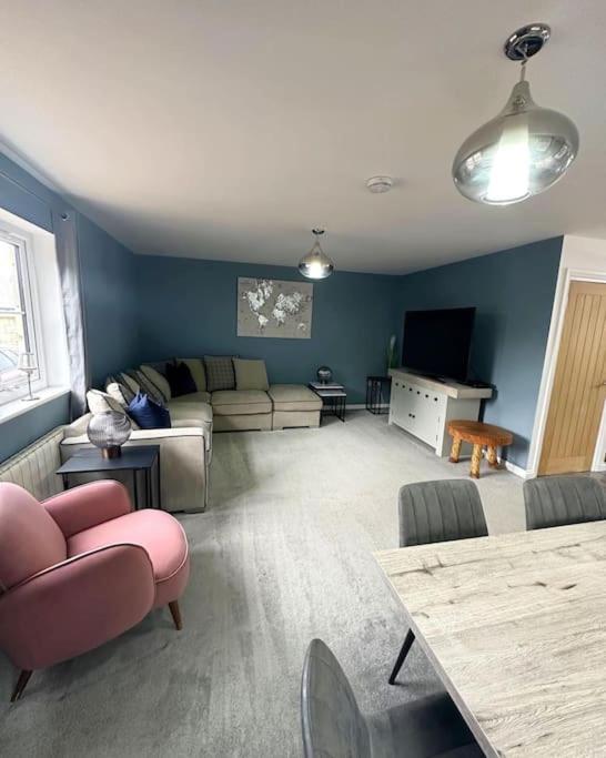 Riverside View - Large, Modern 4 Bedroom House With Hot Tub Holiday home *