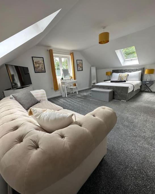 Holiday home Riverside View - Large, Modern 4 Bedroom House With Hot Tub