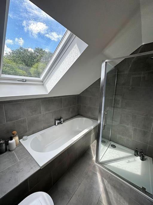 Riverside View - Large, Modern 4 Bedroom House With Hot Tub Holiday home