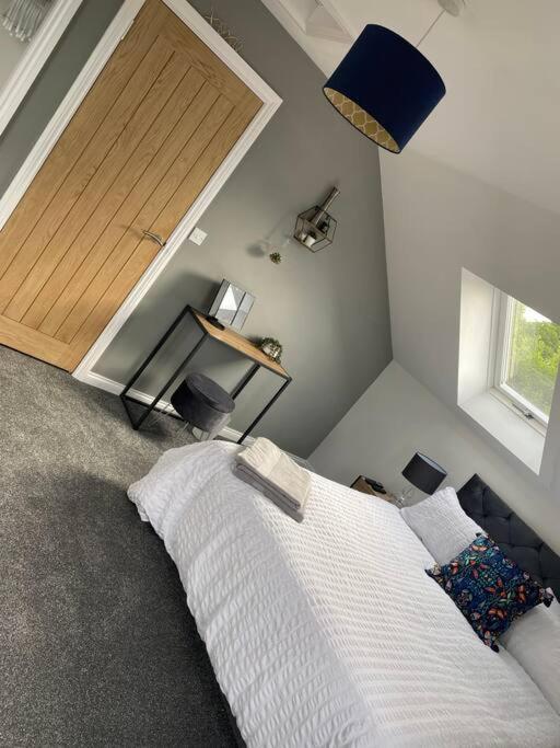 Riverside View - Large, Modern 4 Bedroom House With Hot Tub *