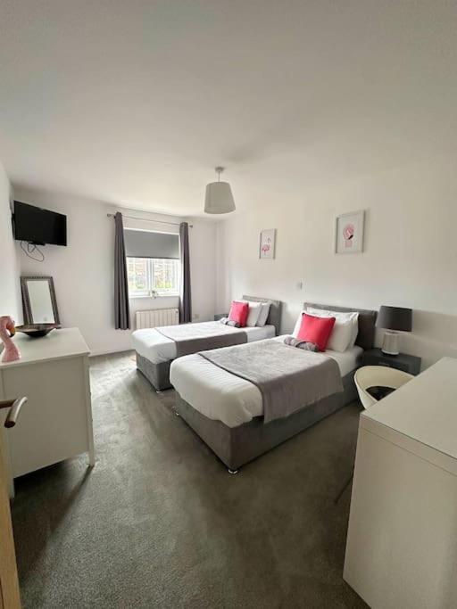 Holiday home Riverside View - Large, Modern 4 Bedroom House With Hot Tub