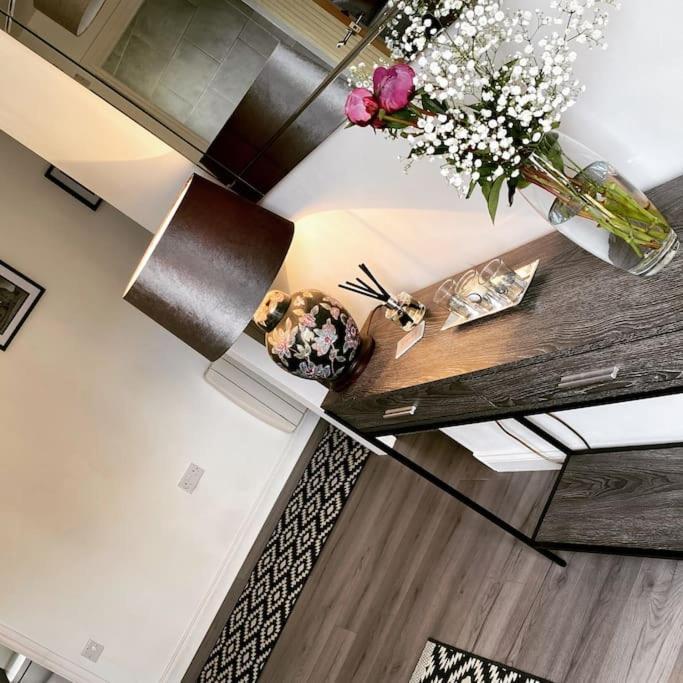 Riverside View - Large, Modern 4 Bedroom House With Hot Tub