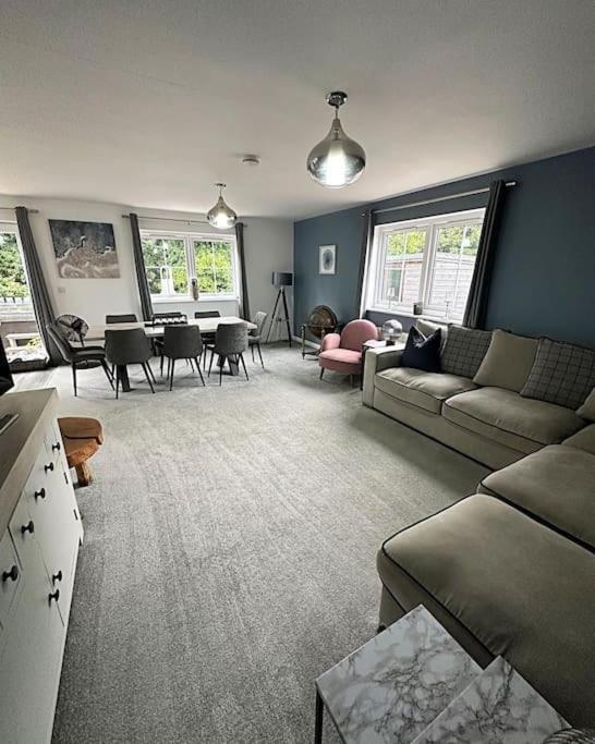 Riverside View - Large, Modern 4 Bedroom House With Hot Tub