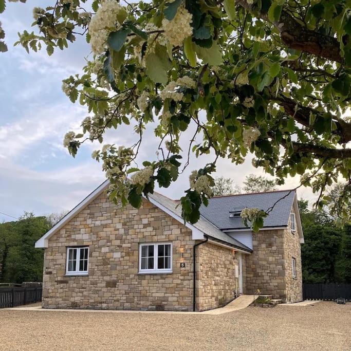 Riverside View - Large, Modern 4 Bedroom House With Hot Tub *
